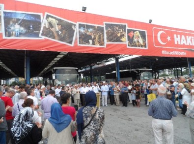 İzmit'te 105 Kişi Dualarla Hacca Uğurlandılar