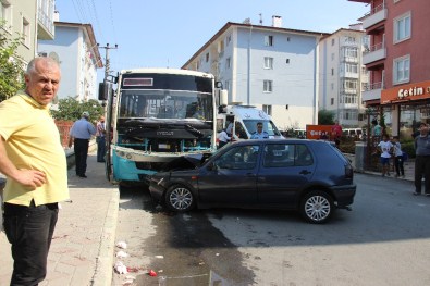 Otomobil Halk Otobüsü İle Çarpıştı Açıklaması 10 Yaralı