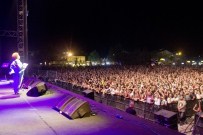 BÜLENT ORTAÇGİL - Rockçı Gençler Türkülerle Coştu