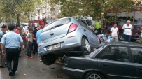 Yağmurlu Havada Kayan Otomobil, Park Halindeki Otomobilin Üstüne Uçtu