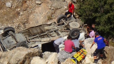 Hatay'da Minibüs Uçuruma Yuvarlandı