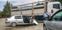 HATALI DÖNÜŞ - Kamyonla Çarpışan Araçtaki 4 Polis Yaralandı