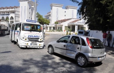Manavgat'ta Yolcu Minibüsü Otomobille Çarpıştı Açıklaması 5 Yaralı