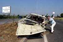 AYDINLATMA DİREĞİ - Manisa'da Otomobil Aydınlatma Direğine Çarptı Açıklaması 4 Yaralı
