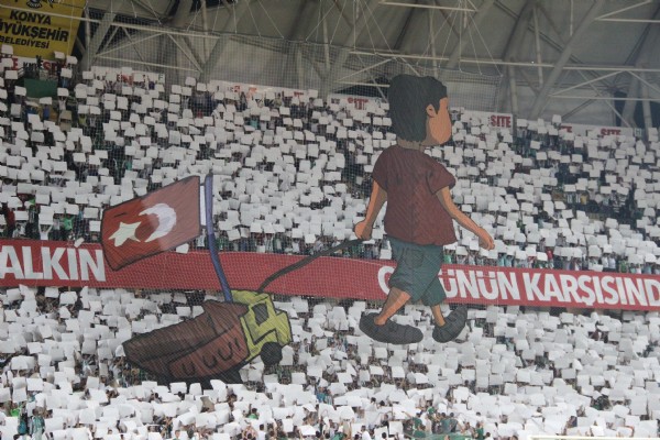 Konyaspor taraftarından anlamlı koreografi