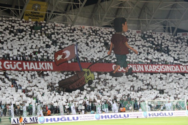 Konyaspor taraftarından anlamlı koreografi