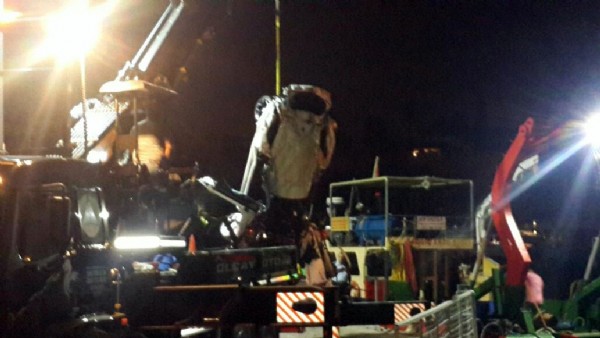 Kız arkadaşını ve kendini 50 metrelik uçurumdan ölüme sürükledi