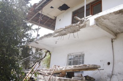 Antalya'da Balkon Çöktü Açıklaması 2 Yaralı