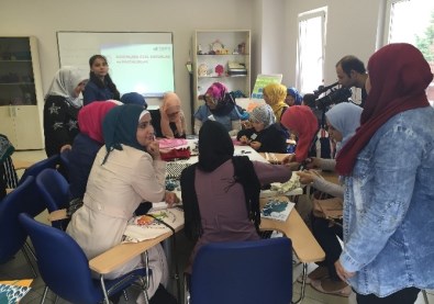 AKDEM'den Göçmen Kadınlara Eğitim Desteği
