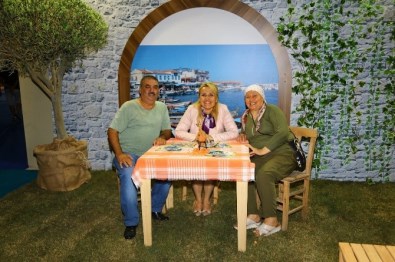 Başkan Uyar İEF Stantlarını Gezdi