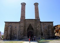 Erzurum'un Simgelerinden Çifte Minareli Medrese'nin 5 Yıl Süren Restorasyonu Tamamlandı