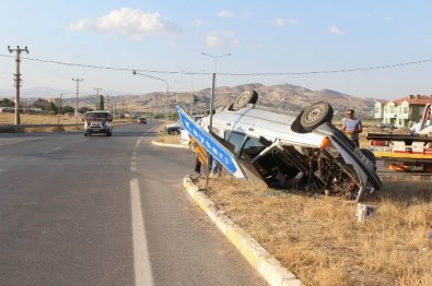 Sivas'ta Trafik Kazası Açıklaması 2 Yaralı