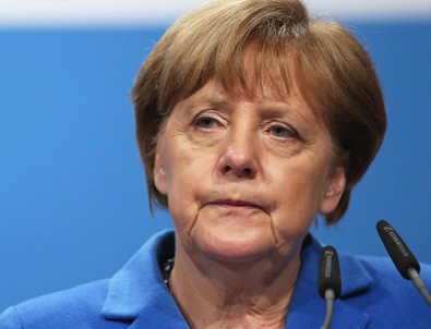 Merkel'den Almanya'daki Türklere uyarı!