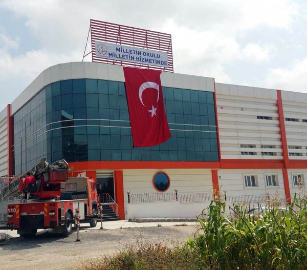 El konulan FETÖ okullarına bu pankar asıldı