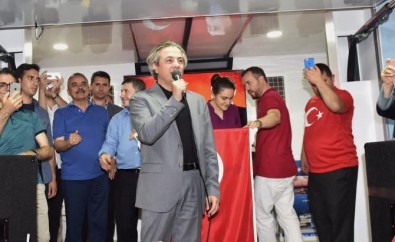 Başkan Demircan'dan Ataşehir'deki Demokrasi Nöbetine Destek