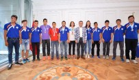 BAYRAKTAROĞLU - Başkan Türkmen, Şampiyon Sporcuları Ödüllendirdi
