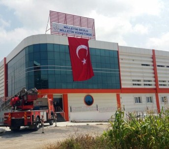 El konulan FETÖ okullarına bu pankar asıldı