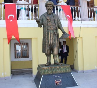 Çanakkale'de Piri Reis Heykeli Dikildi