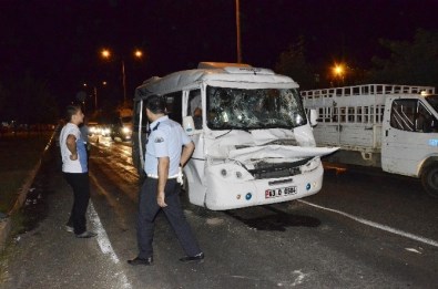Siverek'te Yolcu Minibüsü Kamyona Çarptı Açıklaması 7 Yaralı