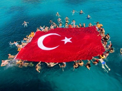 Zafer Bayramı İçin Denizde 120 Metrekarelik Bayrak Açıldı