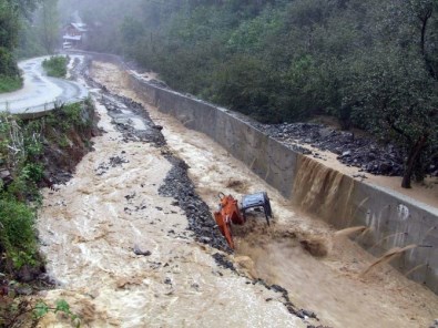 Artvin'de Dereler Taştı, İş Makineleri Dere Sularına Kapıldı