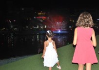 IŞIK GÖSTERİSİ - Aydınlılar Zafer Bayramı'nı Coşkuyla Kutladı