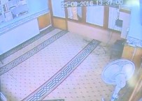 YARDIM KUTUSU - Camide Çalacak Bir Şey Bulamayan Bulamayan Hırsız, Boş Yardım Kutusunu Aldı