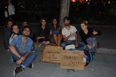 Türkiye'yi Dolaşıp 1 Lirayla Dert Dinliyorlar