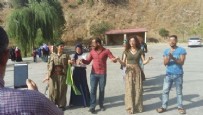 BALıKESIR MERKEZ - Yol kesen PKK'lılarla halay çekti, gözaltına alındı