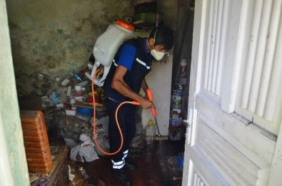 Zonguldak'ta Tespit Edilen Çöp Ev İlaçlandı