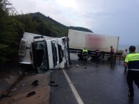 Alaplı'da Nakliye Aracı Devrildi