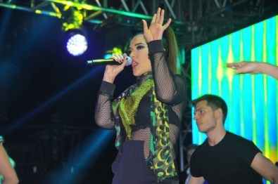 Demet Akalın Çeşme'yi 'Çalkala'yacak