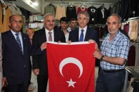 Elazığ'da Darbeye Karşı Duran Esnafa Bayrak Dağıtıldı
