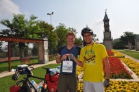 TARİHİ SAAT KULESİ - Almanya'dan Çin'e Doğru Dünya Turuna Çıkan Turist Bilecik'te Mola Verdi