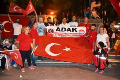 Ayvalık'ta Demokrasi Nöbetleri Sürüyor