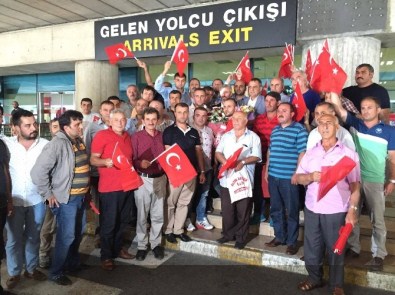 Darbe Gecesi Yaralanan Trabzonlu Muhtar Havalimanında Bayraklarla Karşılandı