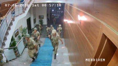 Darbeci Askerlerin Sakarya Valiliğini Bastığı Anlar