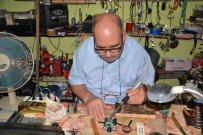 ELEKTRONİK ALET - Hastalığı 60 Yaşından Sonra Hem Koleksiyoner Hem De Zanaatkar Yaptı
