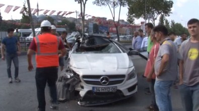 Lüks Otomobil Park Halindeki TIR'a Çarptı Açıklaması 4 Yaralı