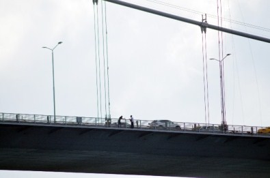 15 Temmuz Şehitler Köprüsü'nde Türk Bayrağıyla İntihar Girişimi