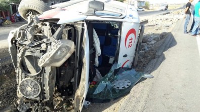 Ambulans İle Kamyonet Çarpıştı Açıklaması 9 Yaralı