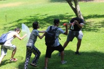 SU SAVAŞI - Başkent'te Sıcaktan Bunalan Vatandaşlar Su Savaşı Yaparak Serinledi