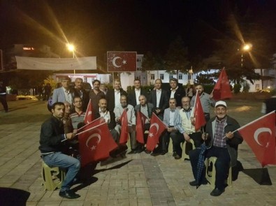 Bozüyük'te Demokrasi Nöbeti Yoğun Yağışa Rağmen Devam Etti