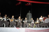 Demokrasi Nöbetinde Vatandaşlar Türkülere Eşlik Etti