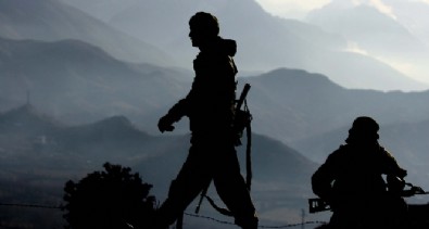 Nöbet tutan er arkadaşını öldürdü