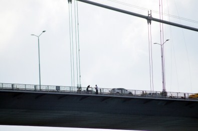 Şehitler Köprüsü'nde Türk bayraklı intihar girişimi