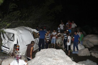 Antalya'da Piknik Dönüşü Kaza Açıklaması 2 Ölü, 9 Yaralı
