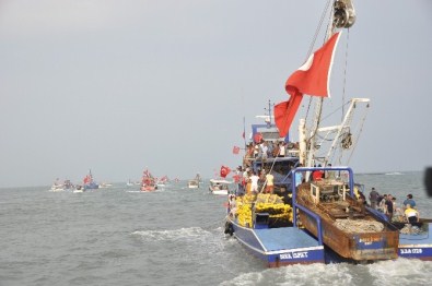 Balıkçılar Tekneleriyle FETÖ'yü Lanetledi
