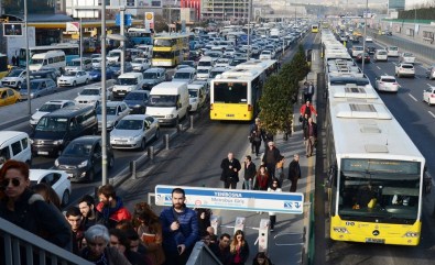 İstanbul'da Ücretsiz Toplu Taşıma Uzatıldı