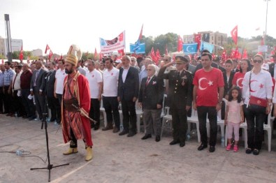 Kırşehir'de Binlerce Kişi Cacabey Meydanına Şehitler İçin İndi